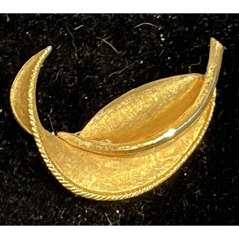 Vintage BSK Signed 2 1/2” Leaf Brooch Brushed Gold Tone Pin